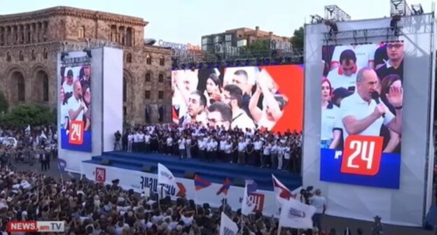 A rally of Pashinyan’s supporters. Screenshot of the video on the NEWS AM YouTube channel https://www.youtube.com/watch?v=lBIaoPlyy8g&t=1s A rally of Pashinyan’s supporters. Screenshot of the video on the NEWS AM YouTube channel https://www.youtube.com/watch?v=lBIaoPlyy8g&t=1s