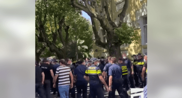 Policemen at a rally in Batumi, June 20, 2021. Screenshot: http://www.facebook.com/watch/?ref=external&v=784421552265443 Policemen at a rally in Batumi, June 20, 2021. Screenshot: http://www.facebook.com/watch/?ref=external&v=784421552265443