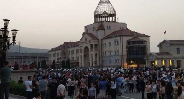 Residents of Stepanakert gather at a rally to demand the resignation of the President of Nagorno-Karabakh, June 21, 2021. Photo by Alvard Grigoryan for the Caucasian Knot Residents of Stepanakert gather at a rally to demand the resignation of the President of Nagorno-Karabakh, June 21, 2021. Photo by Alvard Grigoryan for the Caucasian Knot