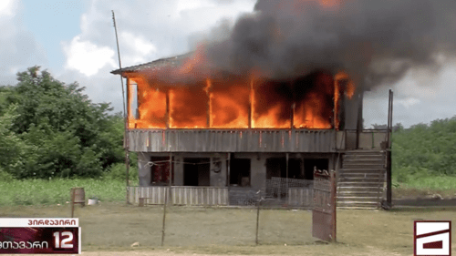 House on fire in Samegrelo, June 25, 2021. Screenshot: “Mtavari Arkhi” TV Company House on fire in Samegrelo, June 25, 2021. Screenshot: “Mtavari Arkhi” TV Company