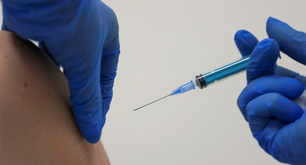 A healthcare worker providing vaccination. Photo: REUTERS/Tatyana Makeyeva A healthcare worker providing vaccination. Photo: REUTERS/Tatyana Makeyeva