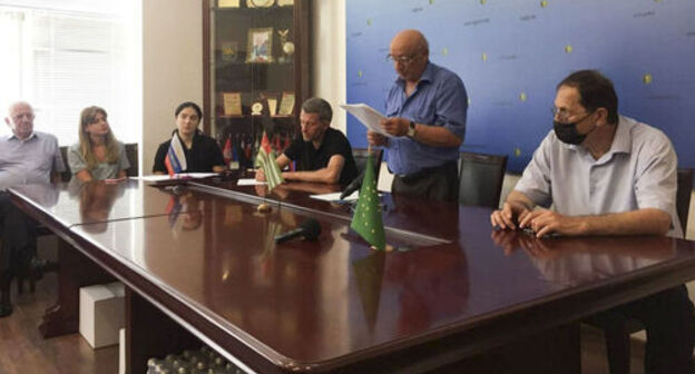 A meeting of the Bar Association of Abkhazia. Photo: Sputnik / Asmat Tsvizhba https://sputnik-abkhazia.ru/Abkhazia/20210628/1032724722/Kollegiya-advokatov-Abkhazii-obratilas-k-prezidentu-iz-za-narusheniya-ikh-prav.html A meeting of the Bar Association of Abkhazia. Photo: Sputnik / Asmat Tsvizhba https://sputnik-abkhazia.ru/Abkhazia/20210628/1032724722/Kollegiya-advokatov-Abkhazii-obratilas-k-prezidentu-iz-za-narusheniya-ikh-prav.html