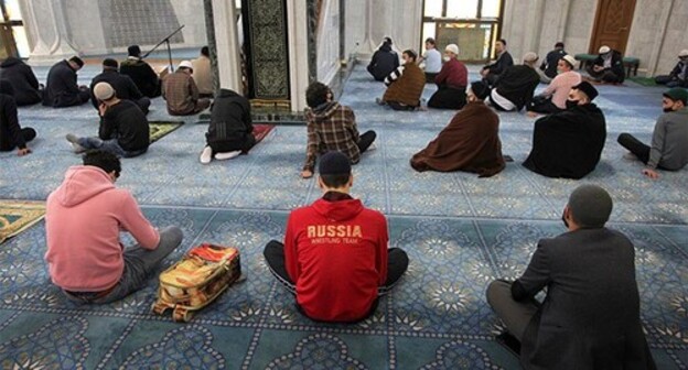 Believers in a mosque. Photo: REUTERS/Alexei Nasyrov Believers in a mosque. Photo: REUTERS/Alexei Nasyrov