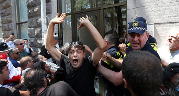 Protesters attack office of the LGBT community during rally against LGBT community's plans to hold “March of Dignity”, July 5, 2021. Photo: REUTERS/Irakli Gedenidze Protesters attack office of the LGBT community during rally against LGBT community's plans to hold “March of Dignity”, July 5, 2021. Photo: REUTERS/Irakli Gedenidze