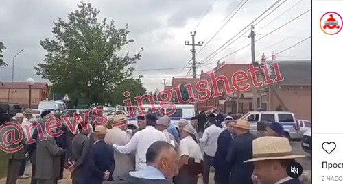 The Ingush Council of Teips postpones the discussion of the border issue due to the bomb threat call. Screenshot: http://www.instagram.com/p/CRBDufOqsS12zzvs-wScpBqlta8NpMdVGqs6Wk0/ The Ingush Council of Teips postpones the discussion of the border issue due to the bomb threat call. Screenshot: http://www.instagram.com/p/CRBDufOqsS12zzvs-wScpBqlta8NpMdVGqs6Wk0/