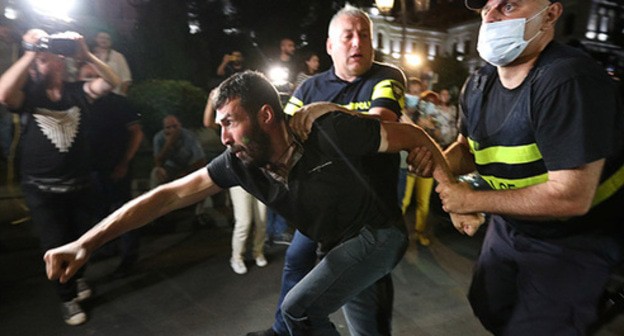 Policemen detain a protester, Tbilisi, July 6, 2021. Photo: REUTERS/Irakli Gedenidze Policemen detain a protester, Tbilisi, July 6, 2021. Photo: REUTERS/Irakli Gedenidze