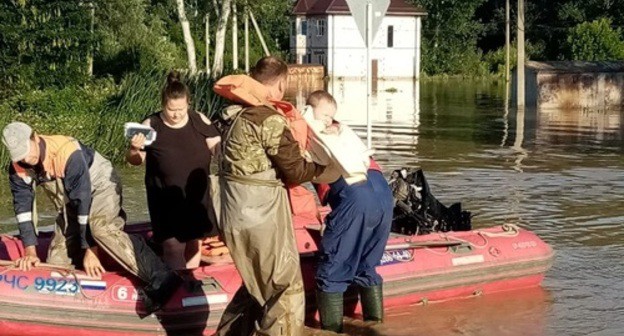 Rescuers help residents of a flooded village in Kuban. Photo: Instagram account of the Ministry for Emergencies of Russia Rescuers help residents of a flooded village in Kuban. Photo: Instagram account of the Ministry for Emergencies of Russia