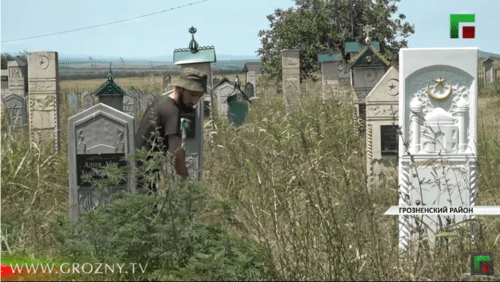 Teacher Magomed Djabrailov from the Alkhan-Kaly village is engaged in clean-up works. Screenshot: http://grozny.tv/videos/36924 Teacher Magomed Djabrailov from the Alkhan-Kaly village is engaged in clean-up works. Screenshot: http://grozny.tv/videos/36924