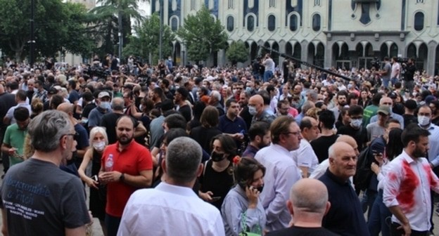 The participants of a protest action near the Georgian Parliament building, July 11, 2021. Photo by Inna Kukudjanova for the "Caucasian Knot" The participants of a protest action near the Georgian Parliament building, July 11, 2021. Photo by Inna Kukudjanova for the "Caucasian Knot"