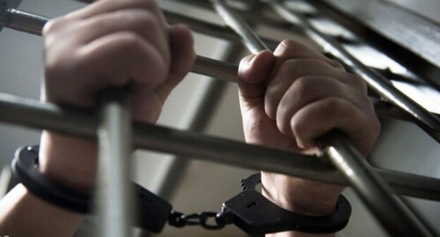 Handcuffs. Photo by Yelena Sineok, Yuga.ru Handcuffs. Photo by Yelena Sineok, Yuga.ru