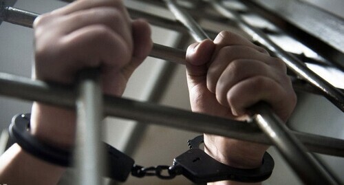 Handcuffs. Photo by Yelena Sineok, Yuga.ru Handcuffs. Photo by Yelena Sineok, Yuga.ru