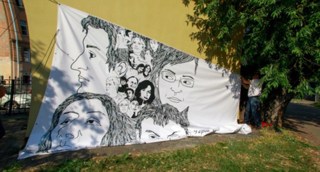 A banner with Estemirova’s portrait. Pnoto: Konstantin Lenkov / ZAKS.Ru A banner with Estemirova’s portrait. Pnoto: Konstantin Lenkov / ZAKS.Ru