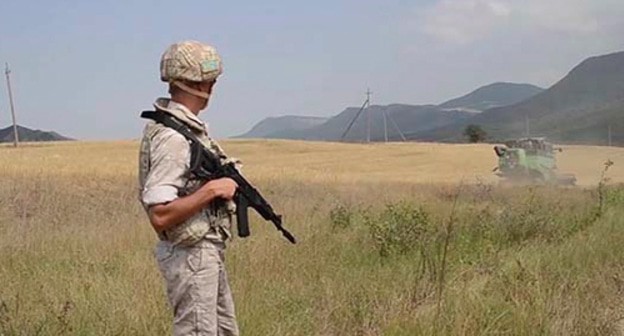 Peacemakers are guarding farmers in Nagorno-Karabakh. Photo https://mil.ru/russian_peacekeeping_forces/news/more.htm?id=12372210@egNews Peacemakers are guarding farmers in Nagorno-Karabakh. Photo https://mil.ru/russian_peacekeeping_forces/news/more.htm?id=12372210@egNews