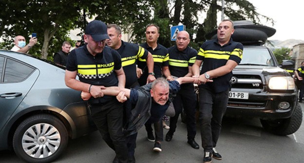 The detention of a protester at the action against the gay parade in Tbilisi. July 5, 2021. Photo: REUTERS/Irakli Gedenidze The detention of a protester at the action against the gay parade in Tbilisi. July 5, 2021. Photo: REUTERS/Irakli Gedenidze