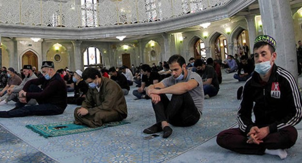 Believers praying in a mosque. Photo: REUTERS/Alexey Nasyrov Believers praying in a mosque. Photo: REUTERS/Alexey Nasyrov