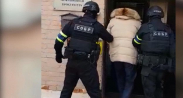 Detention of a suspect. Photo: press service of the National Antiterrorism Committee of Russia, http://nac.gov.ru/sites/default/files/styles/universal_view/public/1_1397.jpg Detention of a suspect. Photo: press service of the National Antiterrorism Committee of Russia, http://nac.gov.ru/sites/default/files/styles/universal_view/public/1_1397.jpg