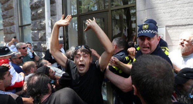 Clashes during protest action in Tbilisi, July 5, 2021. Photo: REUTERS/Irakli Gedenidze Clashes during protest action in Tbilisi, July 5, 2021. Photo: REUTERS/Irakli Gedenidze
