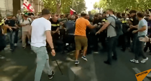 Attack on journalists in Tbilisi. Screenshot: http://www.youtube.com/watch?v=rik8355eRSg&t=3s Attack on journalists in Tbilisi. Screenshot: http://www.youtube.com/watch?v=rik8355eRSg&t=3s