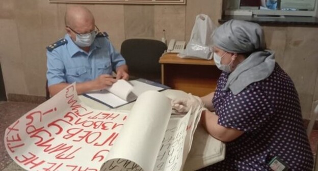 An official from the Prosecutor’s Office talks with Marina Tumgoeva, July 21, 2021. Photo by Vyacheslav Yaschenko for the Caucasian Knot An official from the Prosecutor’s Office talks with Marina Tumgoeva, July 21, 2021. Photo by Vyacheslav Yaschenko for the Caucasian Knot