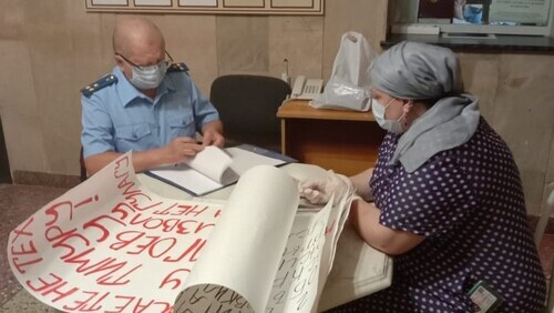 An official from the Prosecutor’s Office talks with Marina Tumgoeva, July 21, 2021. Photo by Vyacheslav Yaschenko for the Caucasian Knot An official from the Prosecutor’s Office talks with Marina Tumgoeva, July 21, 2021. Photo by Vyacheslav Yaschenko for the Caucasian Knot