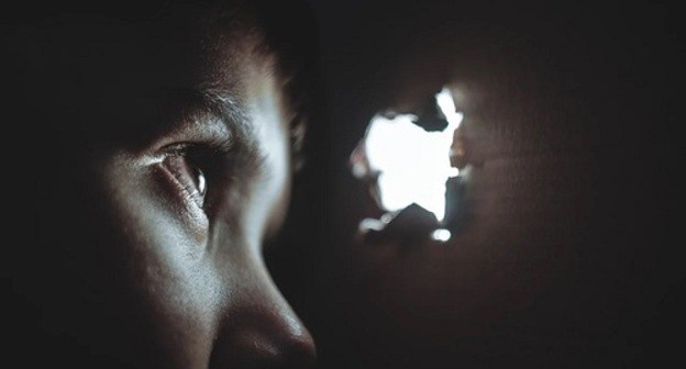 A hiding child. Photo: pixabay.com A hiding child. Photo: pixabay.com