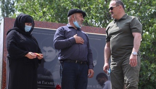 Meeting of the Gasanguseinovs with Sergey Melikov. Photo: press service of the head of Dagestan (glava.e-dag.ru/novosti/v-centre-vnimaniya/sergej-melikov-navestil-murtazali-i-patimat-gasangusejnovykh-v-sele-goor-khindakh/ Meeting of the Gasanguseinovs with Sergey Melikov. Photo: press service of the head of Dagestan (glava.e-dag.ru/novosti/v-centre-vnimaniya/sergej-melikov-navestil-murtazali-i-patimat-gasangusejnovykh-v-sele-goor-khindakh/
