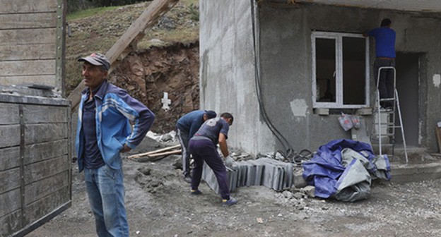 Refugees from Nagorno-Karabakh received houses in the Lori Region. Photo by Armine Martirosyan for the Caucasian Knot Refugees from Nagorno-Karabakh received houses in the Lori Region. Photo by Armine Martirosyan for the Caucasian Knot
