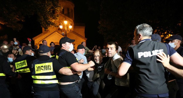 Detention of activists during the riots at the protests against the gay parade in Tbilisi, July 5, 2021. Photo: REUTERS/Irakli Gedenidze Detention of activists during the riots at the protests against the gay parade in Tbilisi, July 5, 2021. Photo: REUTERS/Irakli Gedenidze