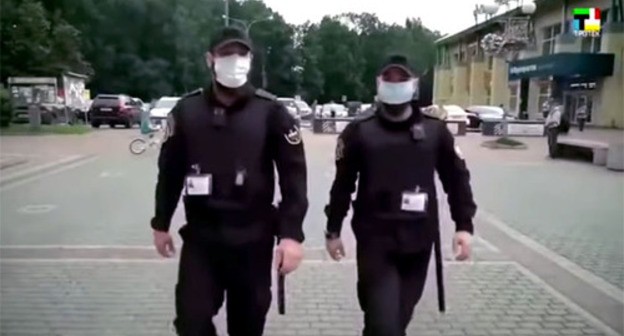 Chechen natives patrol streets in Troitsk. Screenshot: http://web.facebook.com/groups/YasenevoDistrict/post/3016811878641525 Chechen natives patrol streets in Troitsk. Screenshot: http://web.facebook.com/groups/YasenevoDistrict/post/3016811878641525