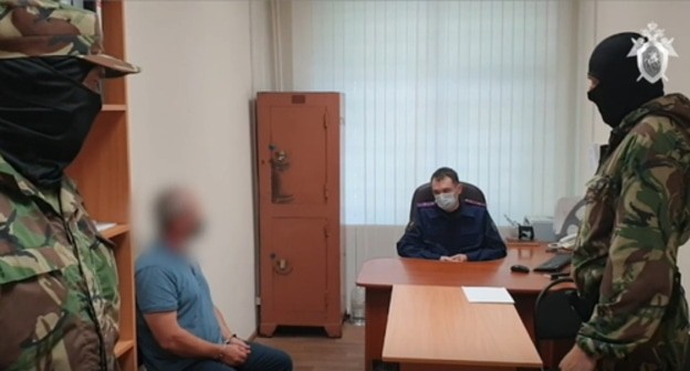 Interrogation of a detainee on suspicion of organizing a blood feud motivated murder. Screenshot: http://bryansk.sledcom.ru/news/item/1597254 Interrogation of a detainee on suspicion of organizing a blood feud motivated murder. Screenshot: http://bryansk.sledcom.ru/news/item/1597254