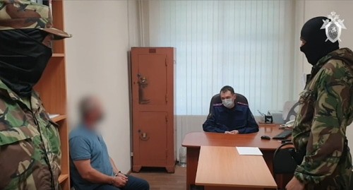 Interrogation of a detainee on suspicion of organizing a blood feud motivated murder. Screenshot: http://bryansk.sledcom.ru/news/item/1597254 Interrogation of a detainee on suspicion of organizing a blood feud motivated murder. Screenshot: http://bryansk.sledcom.ru/news/item/1597254