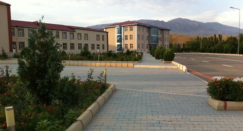 Dwelling settlement of Heydarabad, the Nakhichevan Autonomous Republic. Photo: Turanmahmudov, http://ru.wikipedia.org/wiki/Гейдарабад Dwelling settlement of Heydarabad, the Nakhichevan Autonomous Republic. Photo: Turanmahmudov, http://ru.wikipedia.org/wiki/Гейдарабад