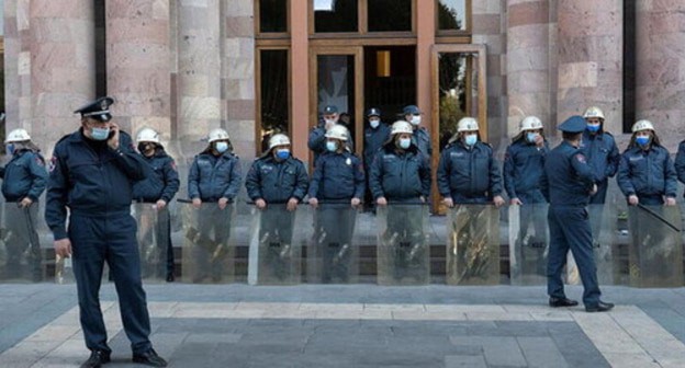 Policemen at the Parliament of Armenia. Photo: REUTERS/Artem Mikryukov Policemen at the Parliament of Armenia. Photo: REUTERS/Artem Mikryukov