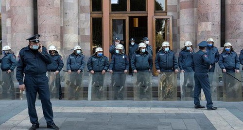 Policemen at the Parliament of Armenia. Photo: REUTERS/Artem Mikryukov Policemen at the Parliament of Armenia. Photo: REUTERS/Artem Mikryukov