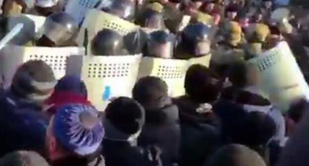 Clashes between Rosgvardia agents and protesters in Magas, March 27, 2019. Screenshot from video posted by Zarifa Sautieva Clashes between Rosgvardia agents and protesters in Magas, March 27, 2019. Screenshot from video posted by Zarifa Sautieva