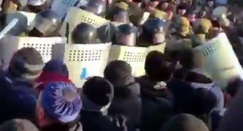 Clashes between Rosgvardia agents and protesters in Magas, March 27, 2019. Screenshot from video posted by Zarifa Sautieva Clashes between Rosgvardia agents and protesters in Magas, March 27, 2019. Screenshot from video posted by Zarifa Sautieva
