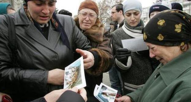 Relatives of the victims in the attack on Nalchik are looking at their pictures. Nalchik, November 29, 2005. Photo: REUTERS/Viktor Korotayev Relatives of the victims in the attack on Nalchik are looking at their pictures. Nalchik, November 29, 2005. Photo: REUTERS/Viktor Korotayev