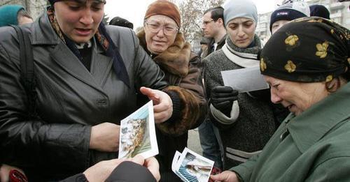 Relatives of the victims in the attack on Nalchik are looking at their pictures. Nalchik, November 29, 2005. Photo: REUTERS/Viktor Korotayev Relatives of the victims in the attack on Nalchik are looking at their pictures. Nalchik, November 29, 2005. Photo: REUTERS/Viktor Korotayev