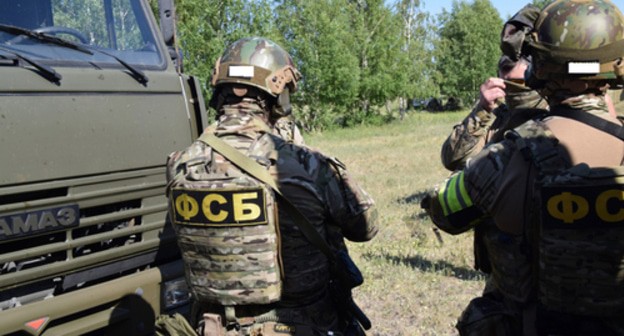 An FSB officer. Photo by the Information Center of the Russian National Antiterrorist Committee (NAC) http://nac.gov.ru/antiterroristicheskie-ucheniya/operativnym-shtabom-v-chelyabinskoy-oblasti-2.html#&gid=1&pid=6 An FSB officer. Photo by the Information Center of the Russian National Antiterrorist Committee (NAC) http://nac.gov.ru/antiterroristicheskie-ucheniya/operativnym-shtabom-v-chelyabinskoy-oblasti-2.html#&gid=1&pid=6
