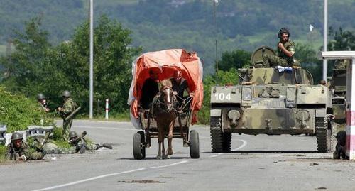 Russian soldiers monitor the Enguri Bridge on August 19, 2008. Photo: REUTERS / Umit Bektas Russian soldiers monitor the Enguri Bridge on August 19, 2008. Photo: REUTERS / Umit Bektas