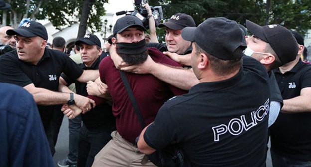 Police officers detain an opponent of the gay pride paradea in Tbilisi. July 5, 2021. Photo: REUTERS/Irakli Gedenidze Police officers detain an opponent of the gay pride paradea in Tbilisi. July 5, 2021. Photo: REUTERS/Irakli Gedenidze