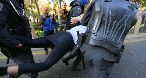 The police detains an activist. Photo by Aziz Karimov for the "Caucasian Knot" The police detains an activist. Photo by Aziz Karimov for the "Caucasian Knot"
