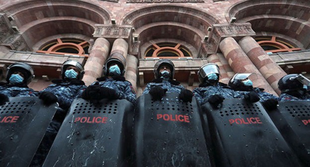 The police in front of the Armenian government building. Photo: Vahram Baghdasaryan/Photolure via REUTERS The police in front of the Armenian government building. Photo: Vahram Baghdasaryan/Photolure via REUTERS