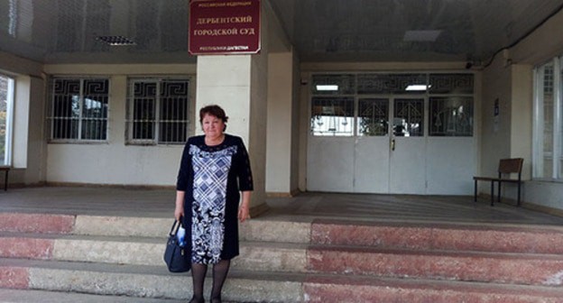 Yelena Barzukaeva at the Derbent City Court hearing a lawsuit a law enforcer had filed against her. April 29, 2021. Photo by Rasul Magomedov for the "Caucasian Knot" Yelena Barzukaeva at the Derbent City Court hearing a lawsuit a law enforcer had filed against her. April 29, 2021. Photo by Rasul Magomedov for the "Caucasian Knot"
