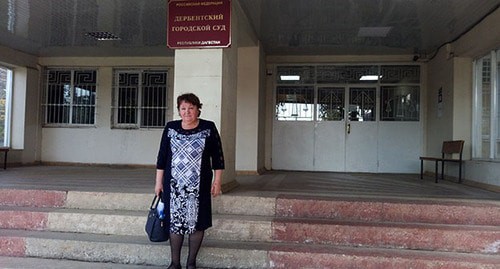 Yelena Barzukaeva at the Derbent City Court hearing a lawsuit a law enforcer had filed against her. April 29, 2021. Photo by Rasul Magomedov for the "Caucasian Knot" Yelena Barzukaeva at the Derbent City Court hearing a lawsuit a law enforcer had filed against her. April 29, 2021. Photo by Rasul Magomedov for the "Caucasian Knot"