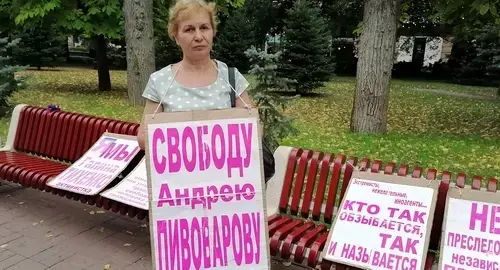 Activist Tamara Grodnikova holds a solo picket demanding to release Andrei Pivovarov, Volgograd, August 15, 2021. Photo by Tatiana Filimonova for the Caucasian Knot Activist Tamara Grodnikova holds a solo picket demanding to release Andrei Pivovarov, Volgograd, August 15, 2021. Photo by Tatiana Filimonova for the Caucasian Knot