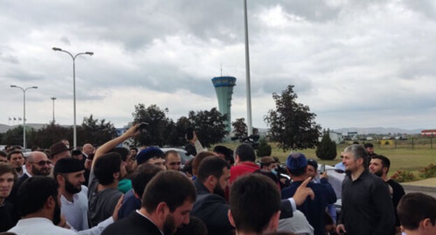 Ingush residents welcome Musa Evloev in Magas. Photo by Umar Yovloi for the Caucasian Knot Ingush residents welcome Musa Evloev in Magas. Photo by Umar Yovloi for the Caucasian Knot