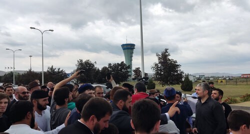 Ingush residents welcome Musa Evloev in Magas. Photo by Umar Yovloi for the Caucasian Knot Ingush residents welcome Musa Evloev in Magas. Photo by Umar Yovloi for the Caucasian Knot