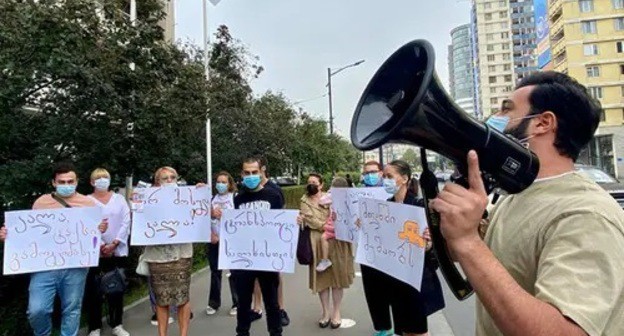 Protest rally against the ban on the operation of public transport in Georgia. Screenshot: http://www.facebook/com/Khalkhistvist/photos/pcb.359580098969497/359579258969581 Protest rally against the ban on the operation of public transport in Georgia. Screenshot: http://www.facebook/com/Khalkhistvist/photos/pcb.359580098969497/359579258969581