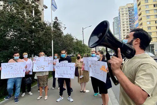 Protest rally against the ban on the operation of public transport in Georgia. Screenshot: http://www.facebook/com/Khalkhistvist/photos/pcb.359580098969497/359579258969581 Protest rally against the ban on the operation of public transport in Georgia. Screenshot: http://www.facebook/com/Khalkhistvist/photos/pcb.359580098969497/359579258969581